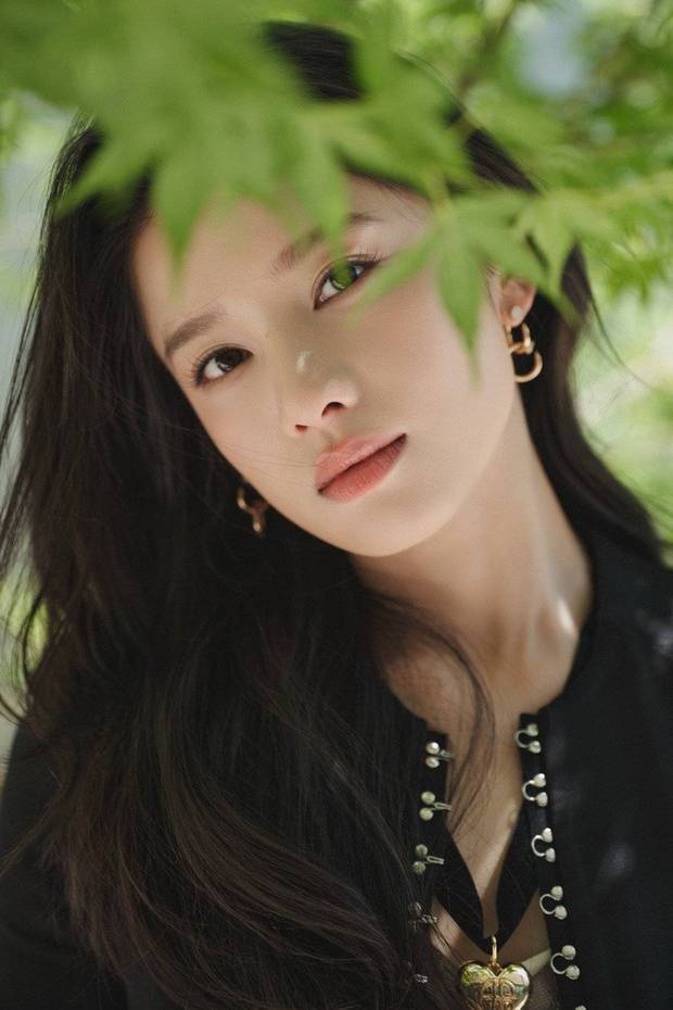 张婧仪西装展现利落风姿，微卷发型甜美加分-1