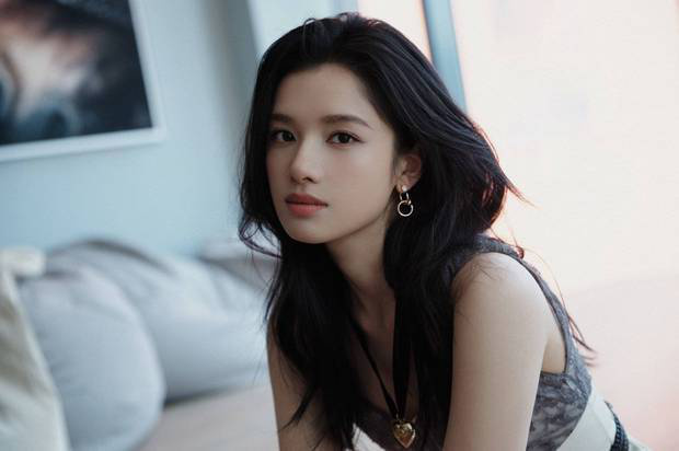 张婧仪西装展现利落风姿，微卷发型甜美加分-2