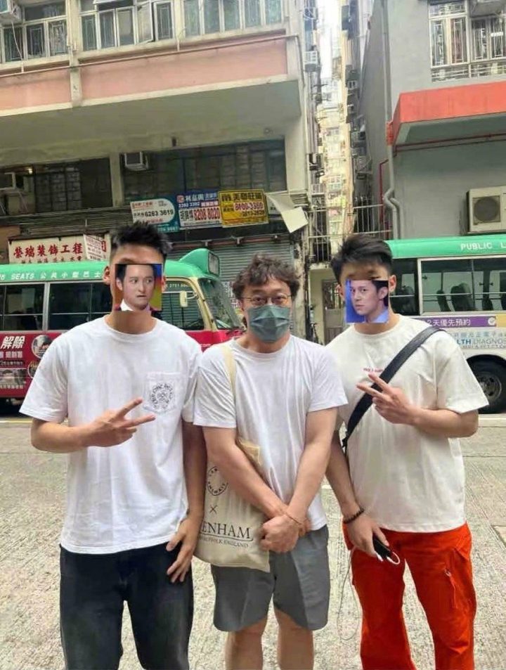 偶遇陈奕迅街头，拘谨合影显双手交叉-1