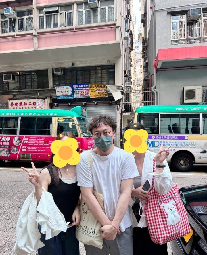 偶遇陈奕迅街头，拘谨合影显双手交叉-2