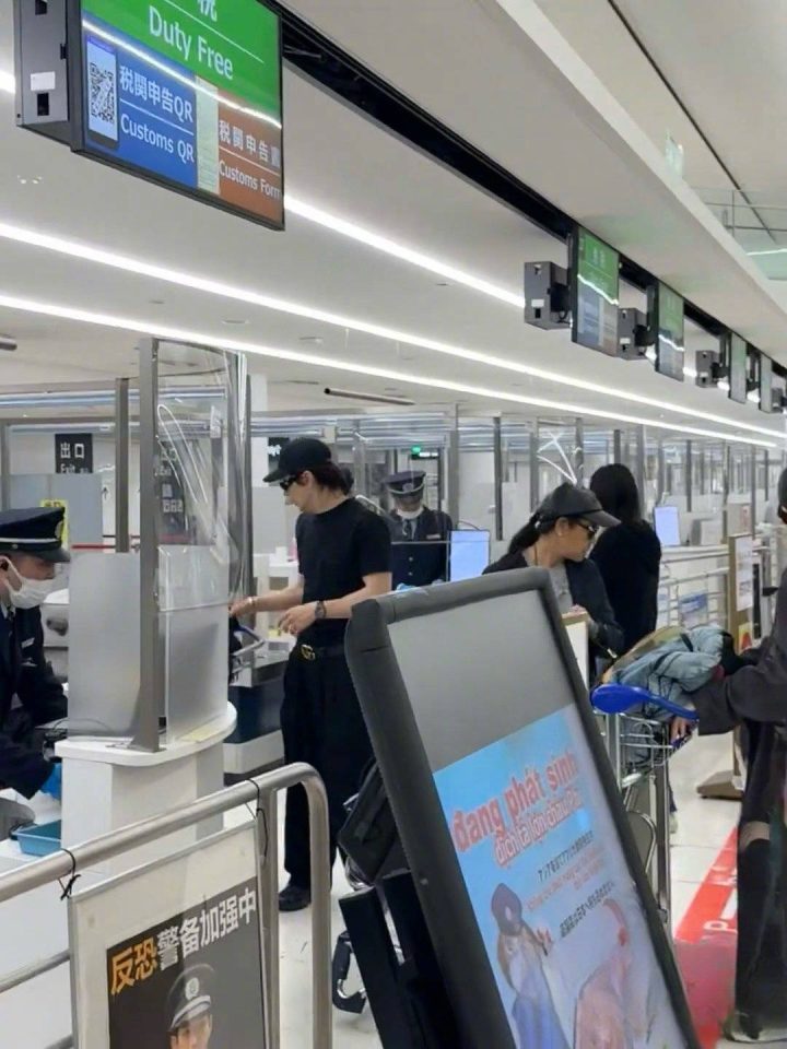 戚薇李承铉带女Lucky亮相日本机场，十岁乖巧抢镜-1