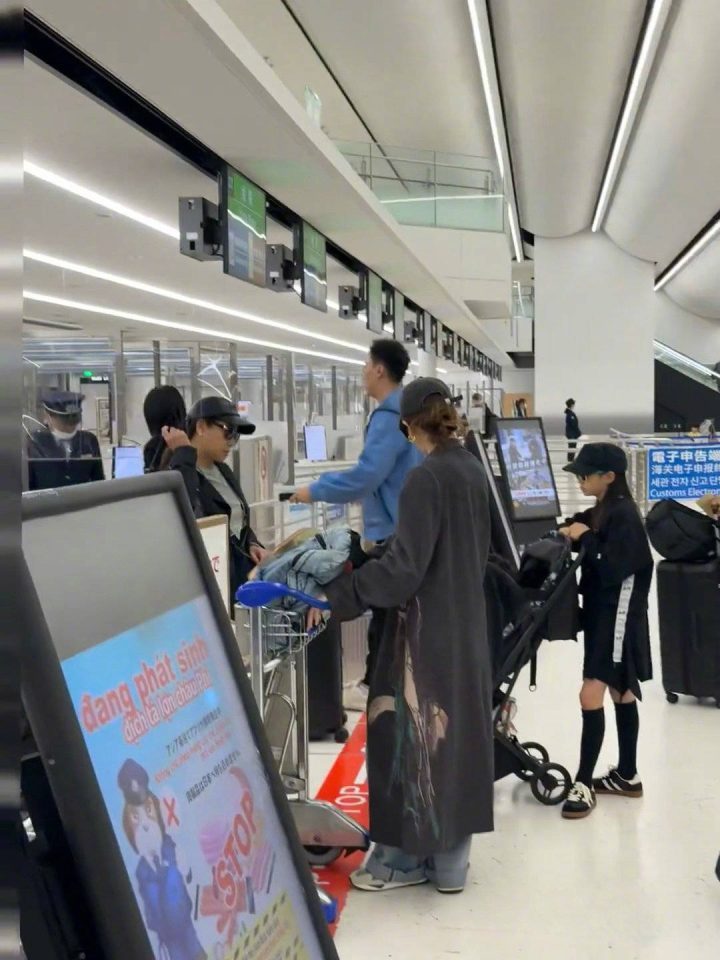 戚薇李承铉带女Lucky亮相日本机场，十岁乖巧抢镜-2