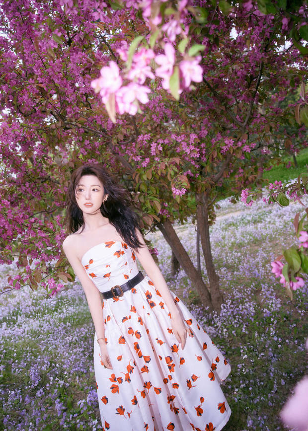 毛晓彤印花裙漫步公园，甜美少女感满屏溢出-1