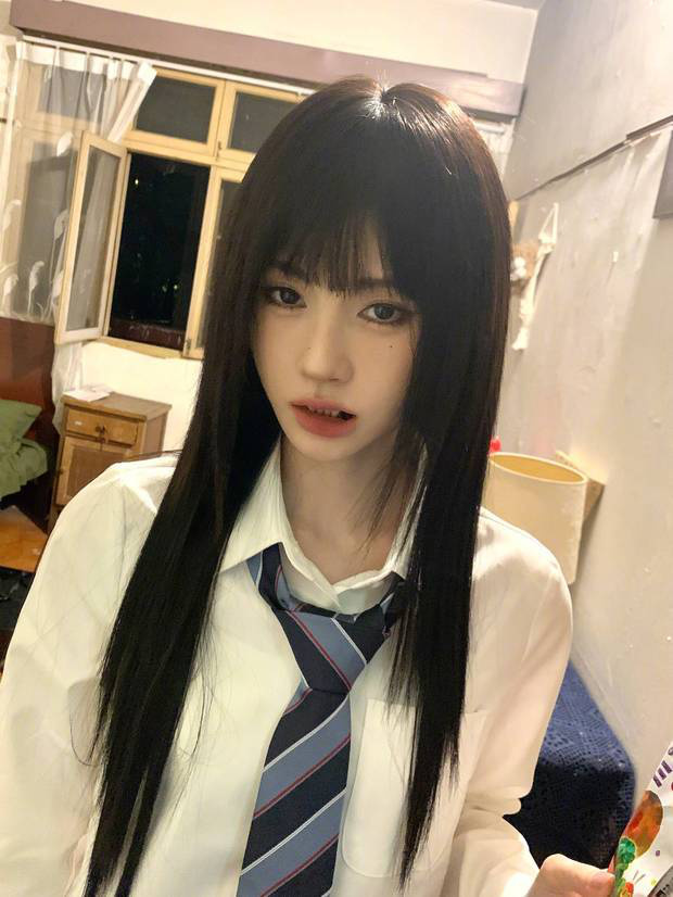 鞠婧祎新学院风造型：黑发齐刘海甜酷来袭-2