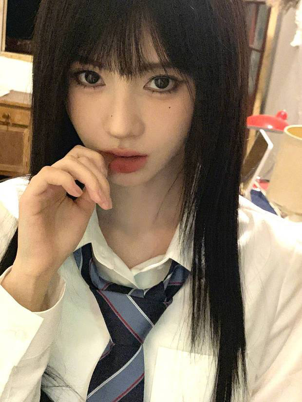 鞠婧祎新学院风造型：黑发齐刘海甜酷来袭-1