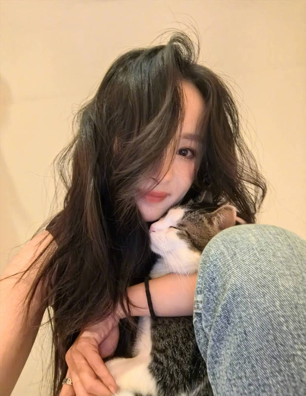 杨幂立夏晒照，与猫咪亲昵温馨-2