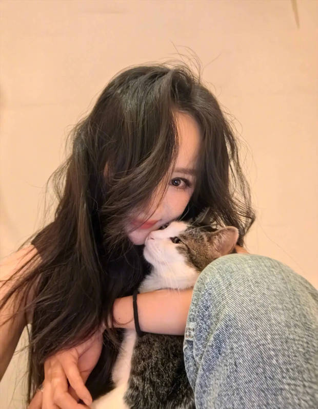 杨幂立夏晒照，与猫咪亲昵温馨-3