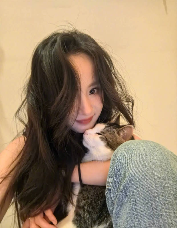 杨幂立夏晒照，与猫咪亲昵温馨-1