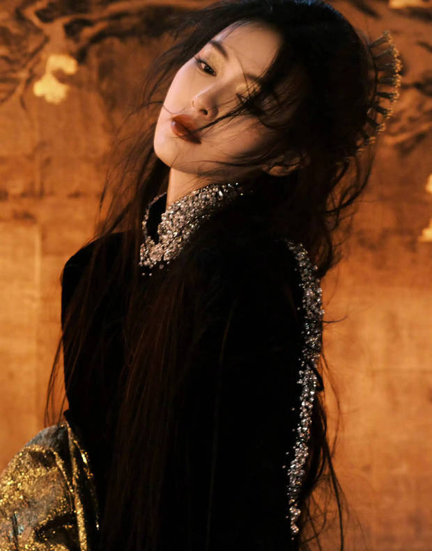 唐嫣穿黑裙显曲线，鎏金眼妆展现高级酷飒风-1