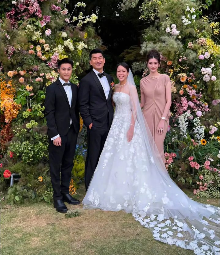 何猷君奚梦瑶亮相好友婚礼，粉裙彰显优雅气质-1