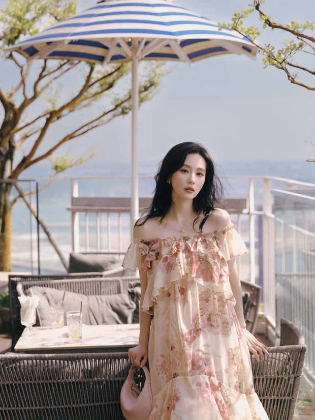 刘诗诗《印花露肩裙》灵动甜美惊艳亮相-2
