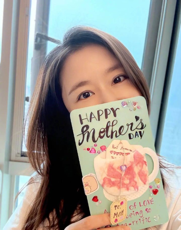 林心如晒女儿8岁母亲节贺卡，幸福笑容藏不住-1