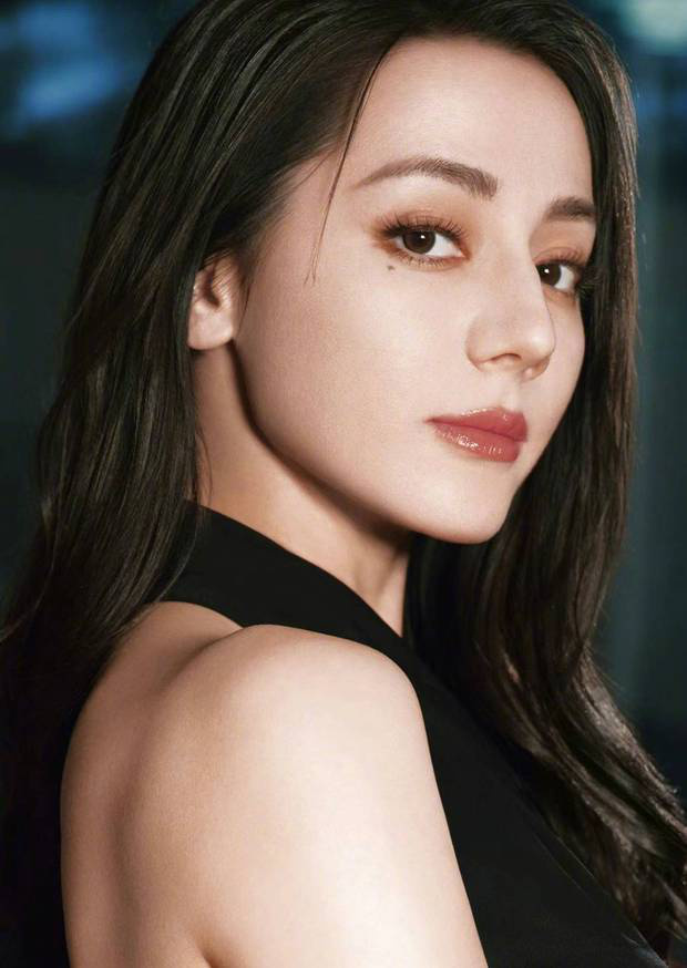 迪丽热巴《黑色挂脖裙》高马尾，摩登女郎氛围满分-1