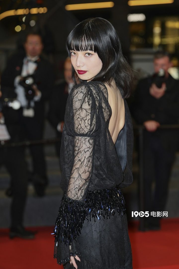 《8号出口》戛纳首映：二宫和也与小松菜奈亮相！-2