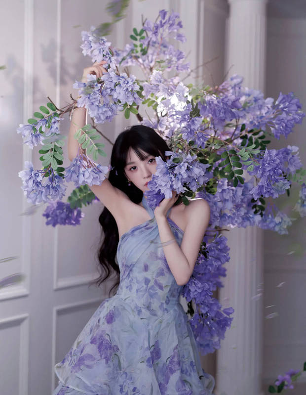 田曦薇《紫色挂脖长裙》微卷簪花，灵动如精灵-2