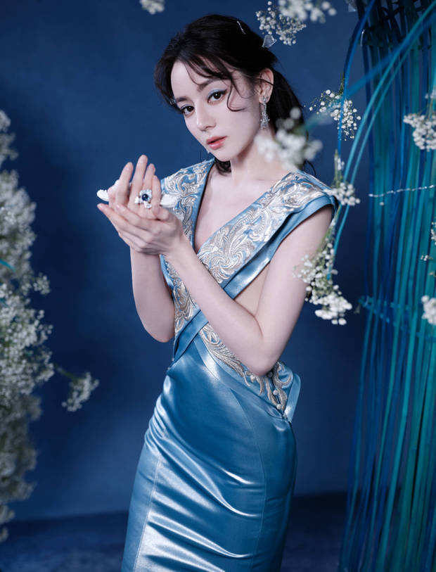 迪丽热巴蓝裙飘逸，如海螺公主般惊艳！-3