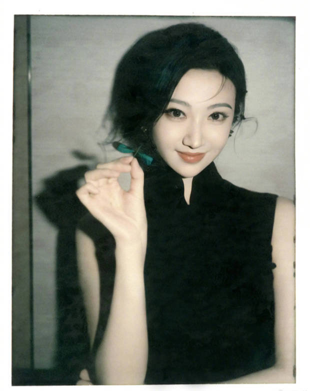 《景甜》穿黑色旗袍戴红花复古明艳-2