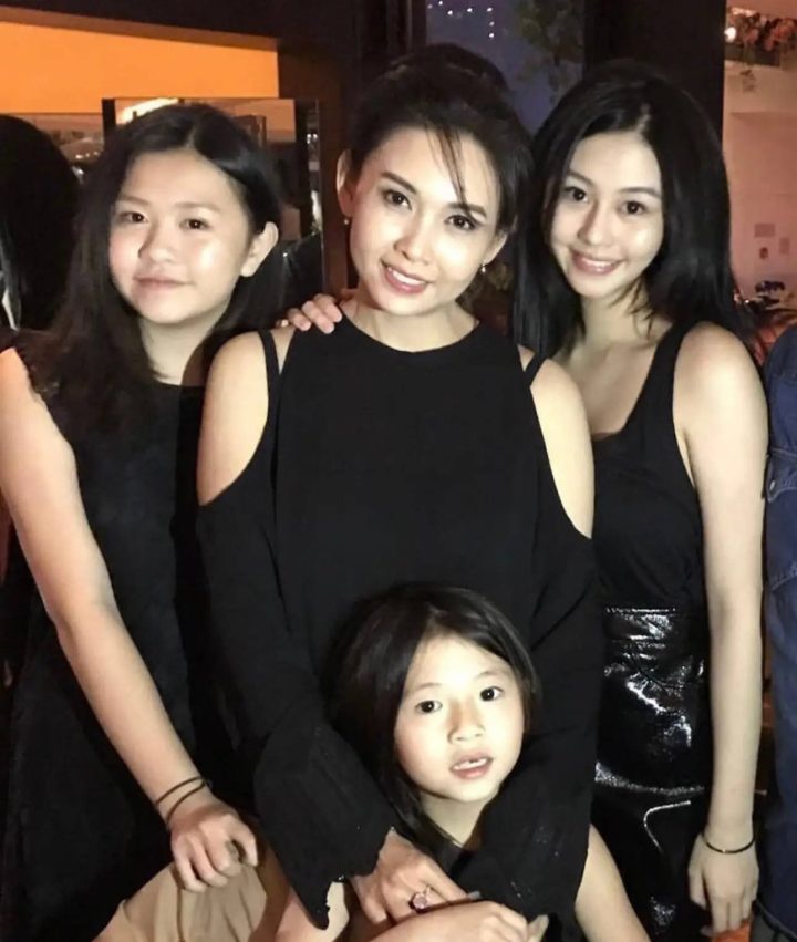 邱淑贞与三女同框，24岁沈月继承母亲美貌-1