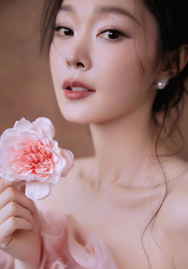 宋轶春日化身花神，粉裙展现柔美身姿-3