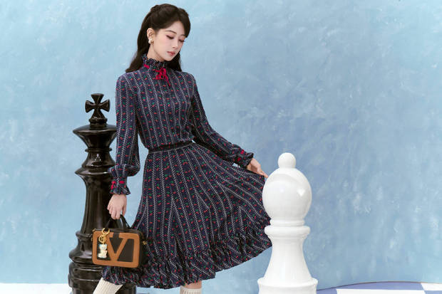 杨紫《樱桃碎花裙》甜妹风来袭，微卷发型展现复古柔情-4
