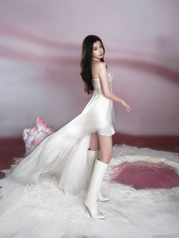 虞书欣白裙写真秀长腿 甜美身姿吸睛-3
