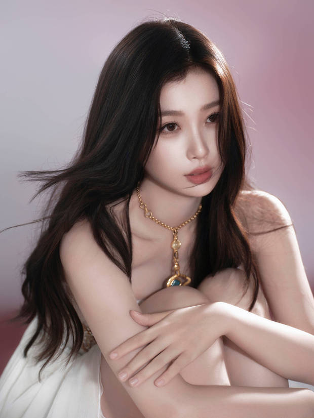 虞书欣白裙写真秀长腿 甜美身姿吸睛-4
