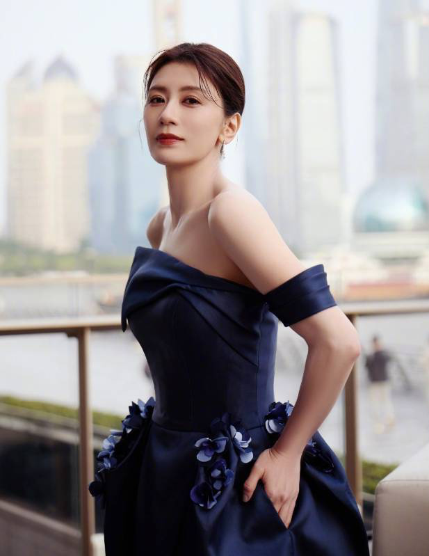 贾静雯蓝裙露美背，优雅尽显熟女魅力-2