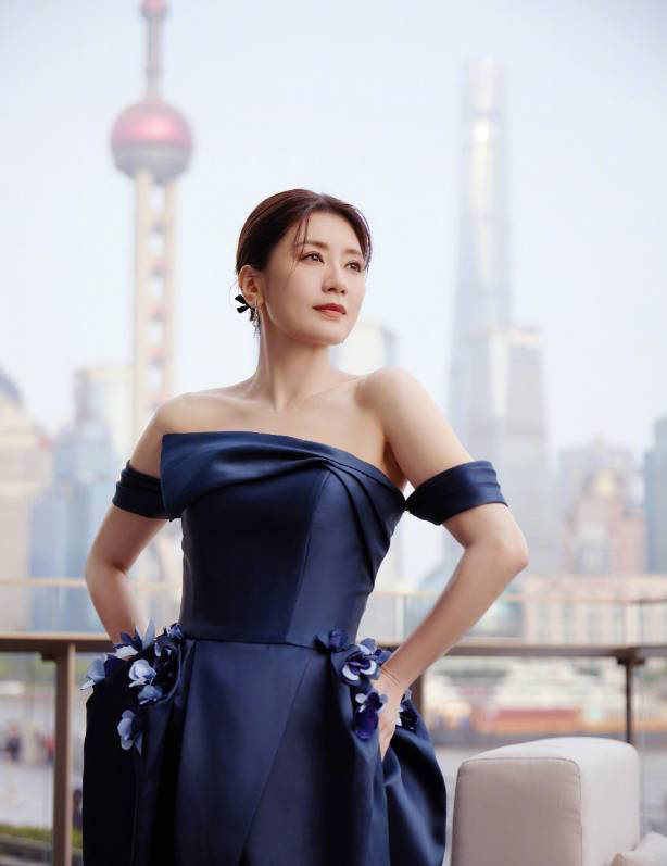 贾静雯蓝裙露美背，优雅尽显熟女魅力-1