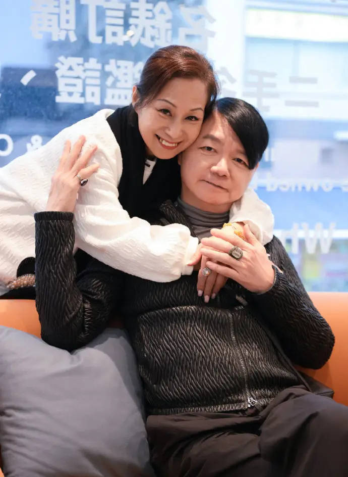 艾威宣布与爱妻Lisa的告别仪式，18年相伴无子-1