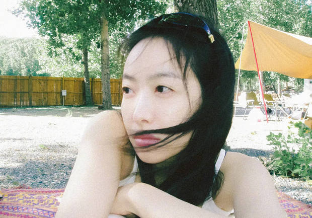 宋茜素颜白吊带，甜美明媚满分-3