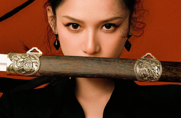 张婧仪《黑衣长裙》高马尾，展现侠女剑客风采-1