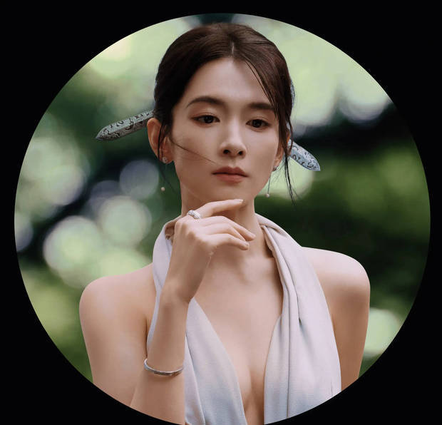 陈昊宇“挂脖吊带”造型古韵白色发钗惊艳-1