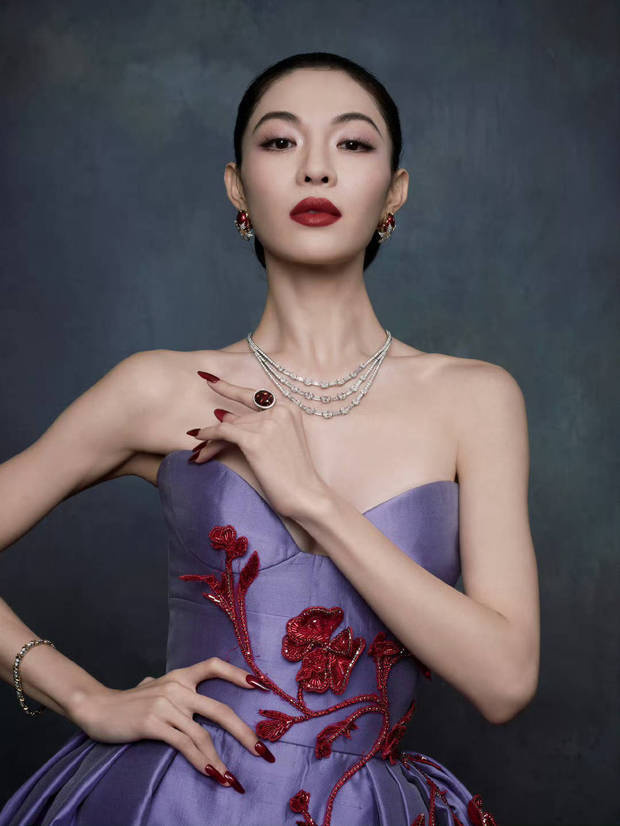 钟楚曦演绎“紫色美学”：抹胸裙显曲线，乌发红唇显高定雍容-2