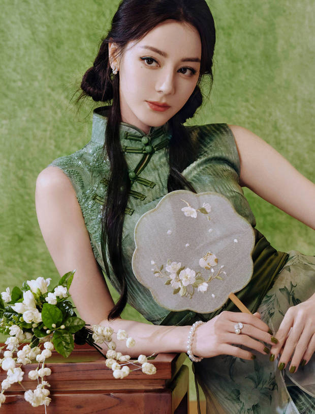 迪丽热巴旗袍翠绿惊艳，国风雅韵如茉莉花仙-1