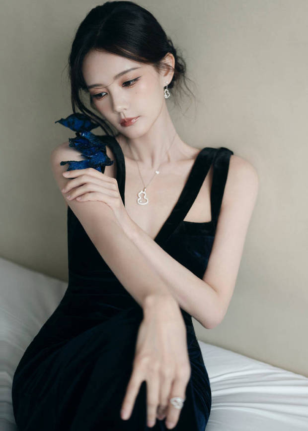 李一桐深V礼服惊艳，全包眼线勾勒骨感美-1