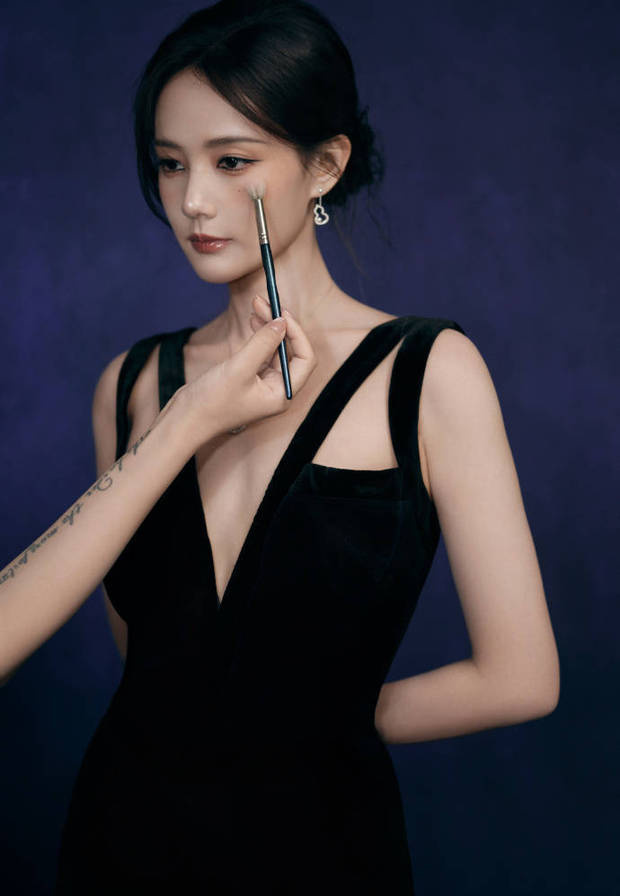 李一桐深V礼服惊艳，全包眼线勾勒骨感美-3