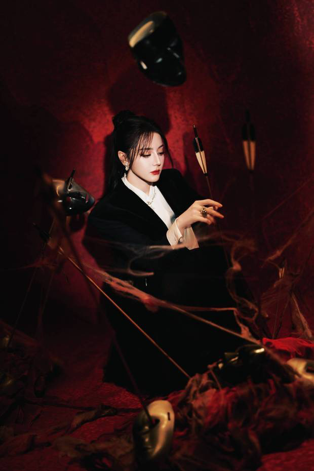 迪丽热巴《歌剧风》造型惊艳，刺绣西装显女王风范-1
