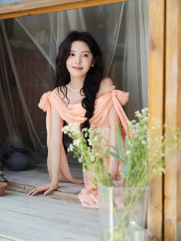 章若楠“果汁少女”造型：双麻花辫搭配温柔笑眼，清纯感满屏-1