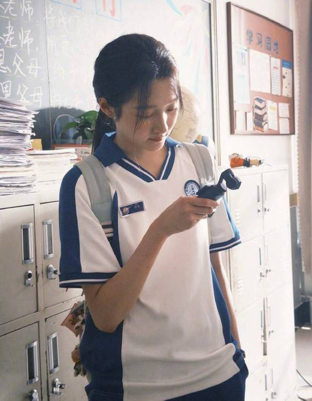 关晓彤新剧片场照曝光：《单马尾校服》造型散发青春活力-3