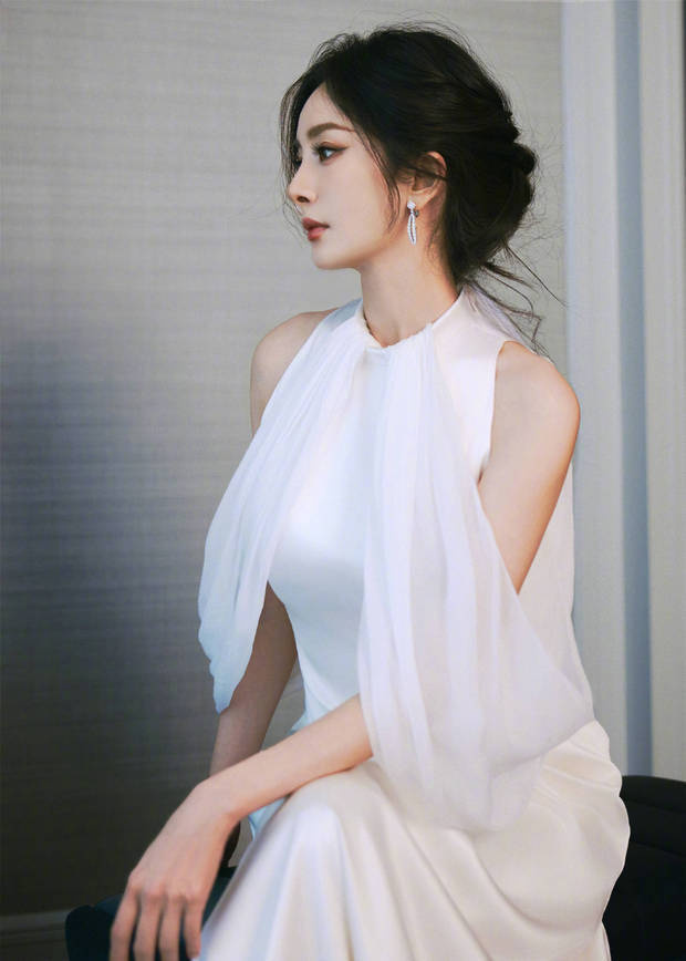 杨幂演绎“白月光”：清新脱俗，气质优雅-3