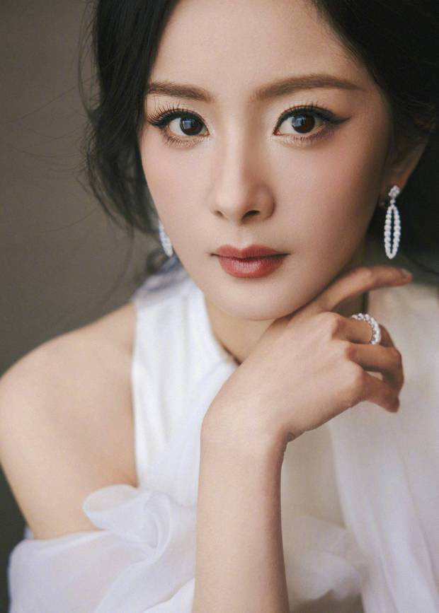 杨幂演绎“白月光”：清新脱俗，气质优雅-4