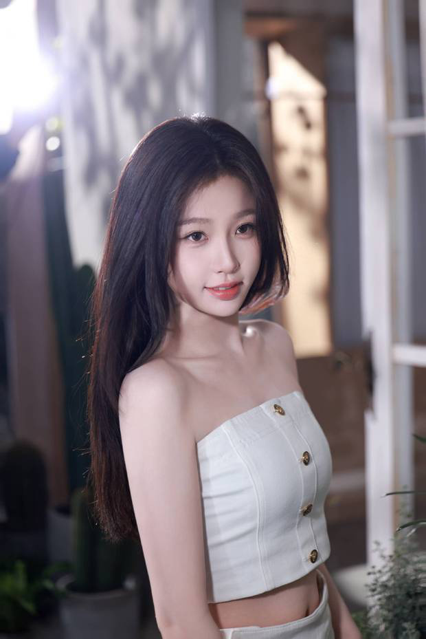 虞书欣白色抹胸照曝光：小蛮腰抢眼展迷人身姿-3