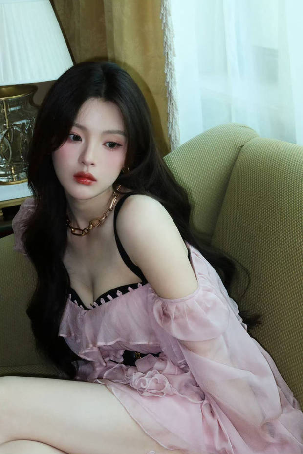 杨超越粉裙搭配大波浪，展现少女蔷薇浪漫风情-4