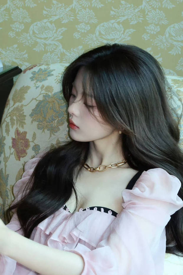 杨超越粉裙搭配大波浪，展现少女蔷薇浪漫风情-3