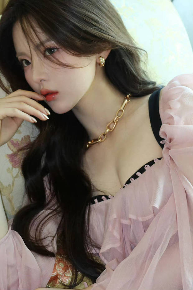 杨超越粉裙搭配大波浪，展现少女蔷薇浪漫风情-1