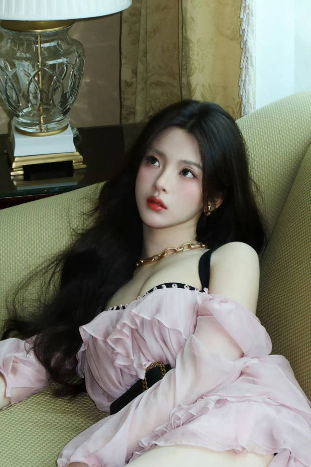 杨超越粉裙搭配大波浪，展现少女蔷薇浪漫风情-2