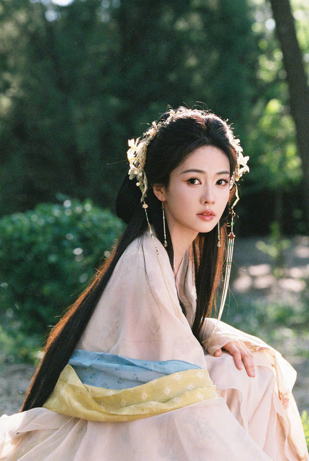 白鹿粉衣春游：如桃绽放-1