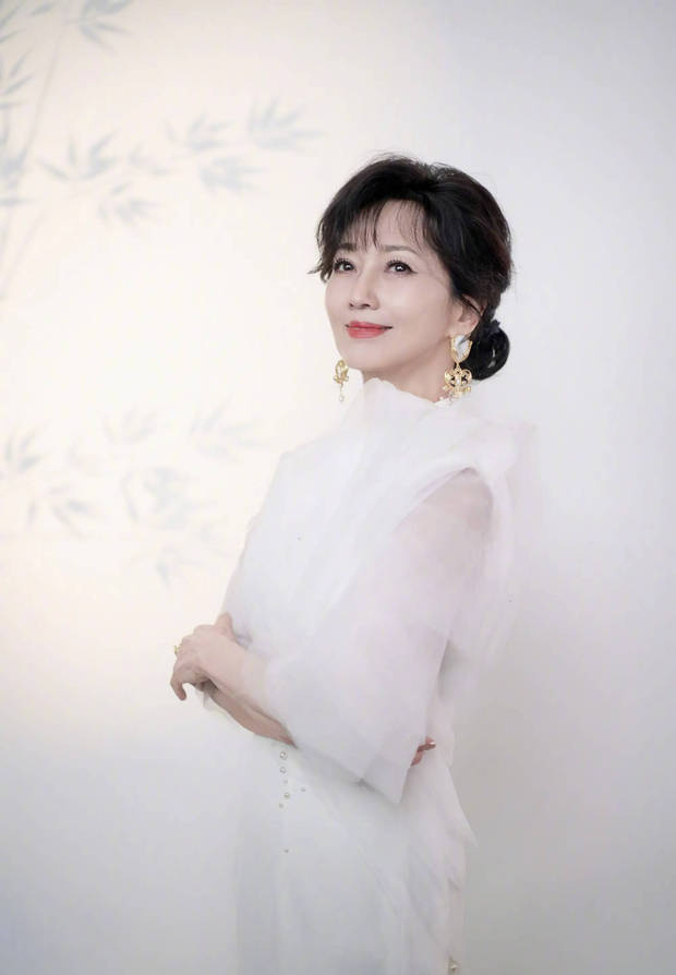 71岁赵雅芝《竹影美照》：白裙展现优雅大气-1