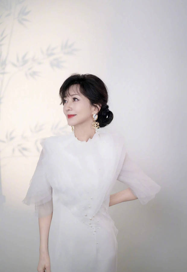 71岁赵雅芝《竹影美照》：白裙展现优雅大气-2