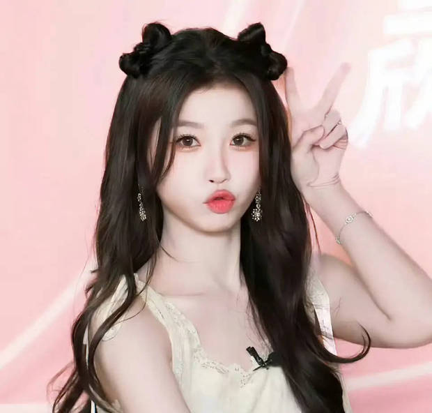 虞书欣“蝴蝶结猫耳”造型甜度爆表，嘟嘴比心少女感爆棚-1